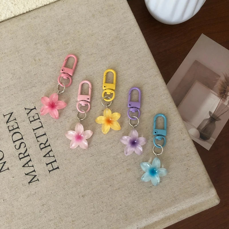 Cute Little Flower Pendant Keychain – Colorful Mini Resin Gift for Guests & Parties