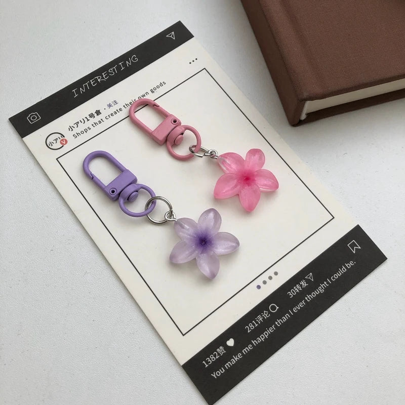 Cute Little Flower Pendant Keychain – Colorful Mini Resin Gift for Guests & Parties - Image 5