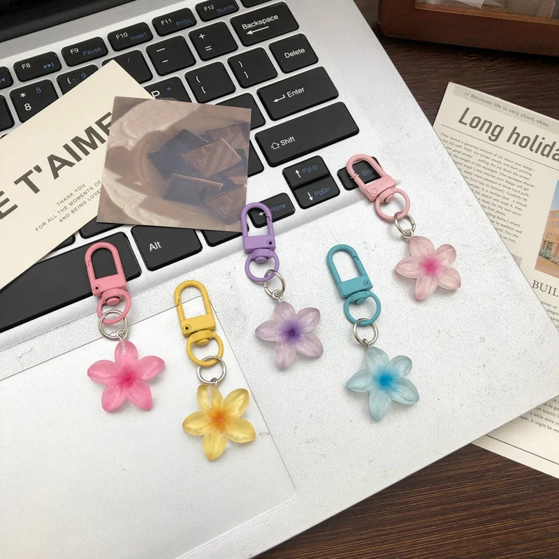Cute Little Flower Pendant Keychain – Colorful Mini Resin Gift for Guests & Parties - Image 2