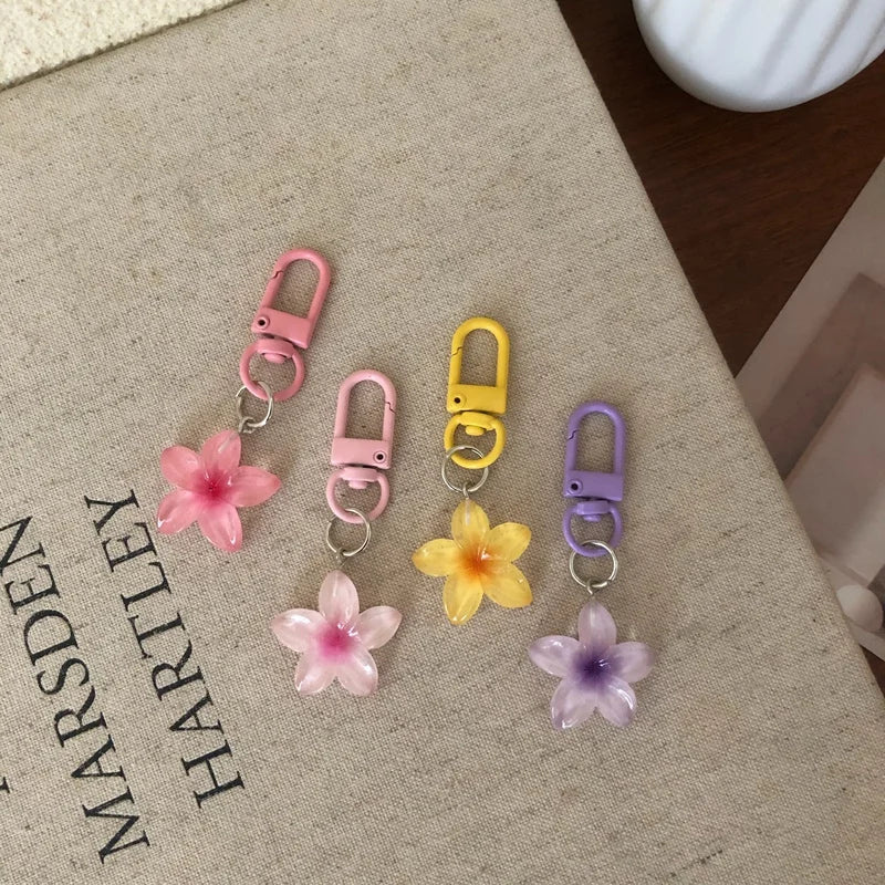 Cute Little Flower Pendant Keychain – Colorful Mini Resin Gift for Guests & Parties - Image 6